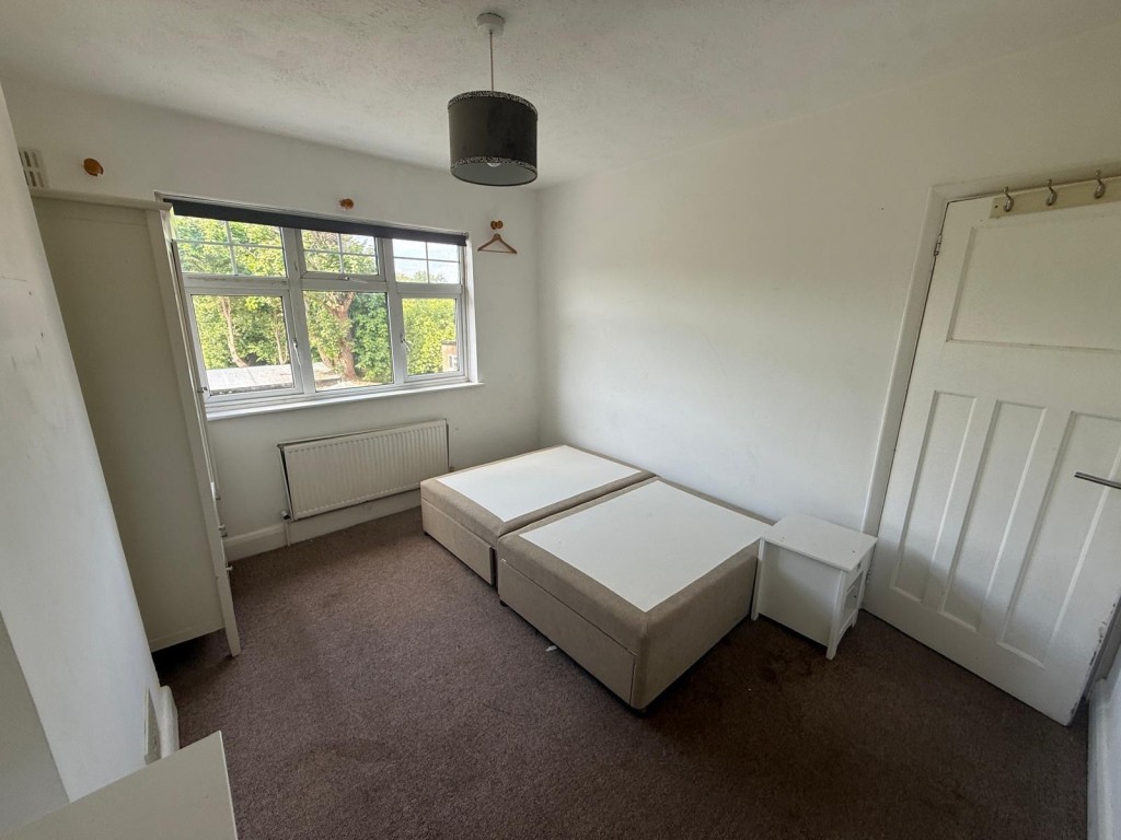 Lot: 31 - SEMI-DETACHED HOUSE FOR REFURBISHMENT IN POPULAR VILLAGE - Bedroom 2